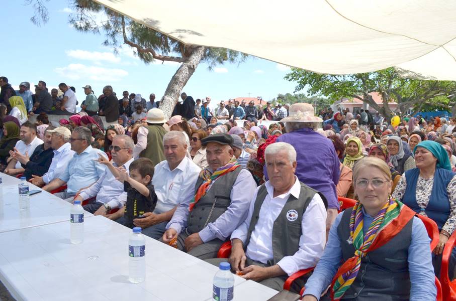 Manisa’nın Gördes İlçesine bağlı Börez Mahallesinde yapılan kiraz şenliği renkli görüntülere sahne oldu. Mahalle ilkokulunun bahçesinde yapılan etkinliğe Gördes Belediye Başkanı Muhammet Akyol, İlçe Milli Eğitim Müdürü İbrahim Coşkun Çelik, Ziraat Odası Başkanı Mehmet Koç, Kıranköy Muhtarı Mehmet Aydın, Yörük dernekleri başkanları, muhtarlar, kiraz üreticileri ve vatandaşlar katıldı.