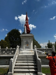 Altıntaş Şehit Sancaktar Mehmetçik Anıtı’nda itinalı temizlik