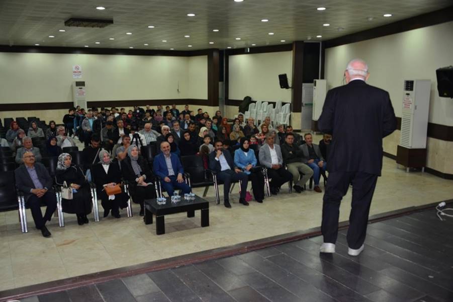 Gediz Belediyesi kültür etkinlikleri kapsamında, âlemlere rahmet olarak gönderilen sevgili peygamberimiz Hz. Muhammed Mustafa (S.A.V) Efendimizin vefatının yıldönümü vesilesiyle Gediz Kültür Merkezi’nde konferans düzenlendi.