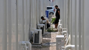 Osmaniye’de depremzedelerin kaldığı konteynerlere klima takılıyor