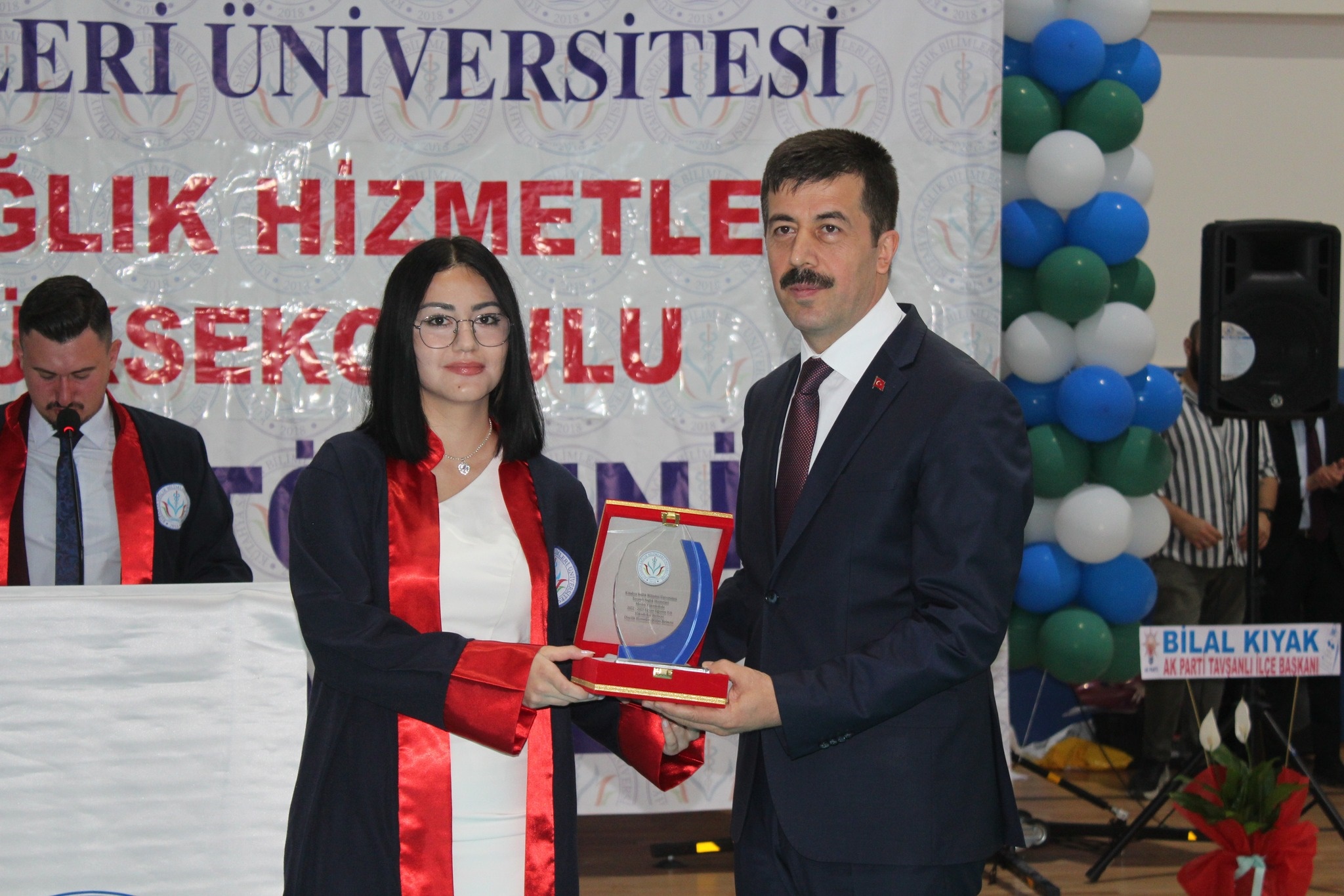 Kütahya Sağlık Bilimleri Üniversitesi Tavşanlı Sağlık Hizmetleri Meslek Yüksekokulu 130 öğrencisi için mezuniyet töreni düzenledi.