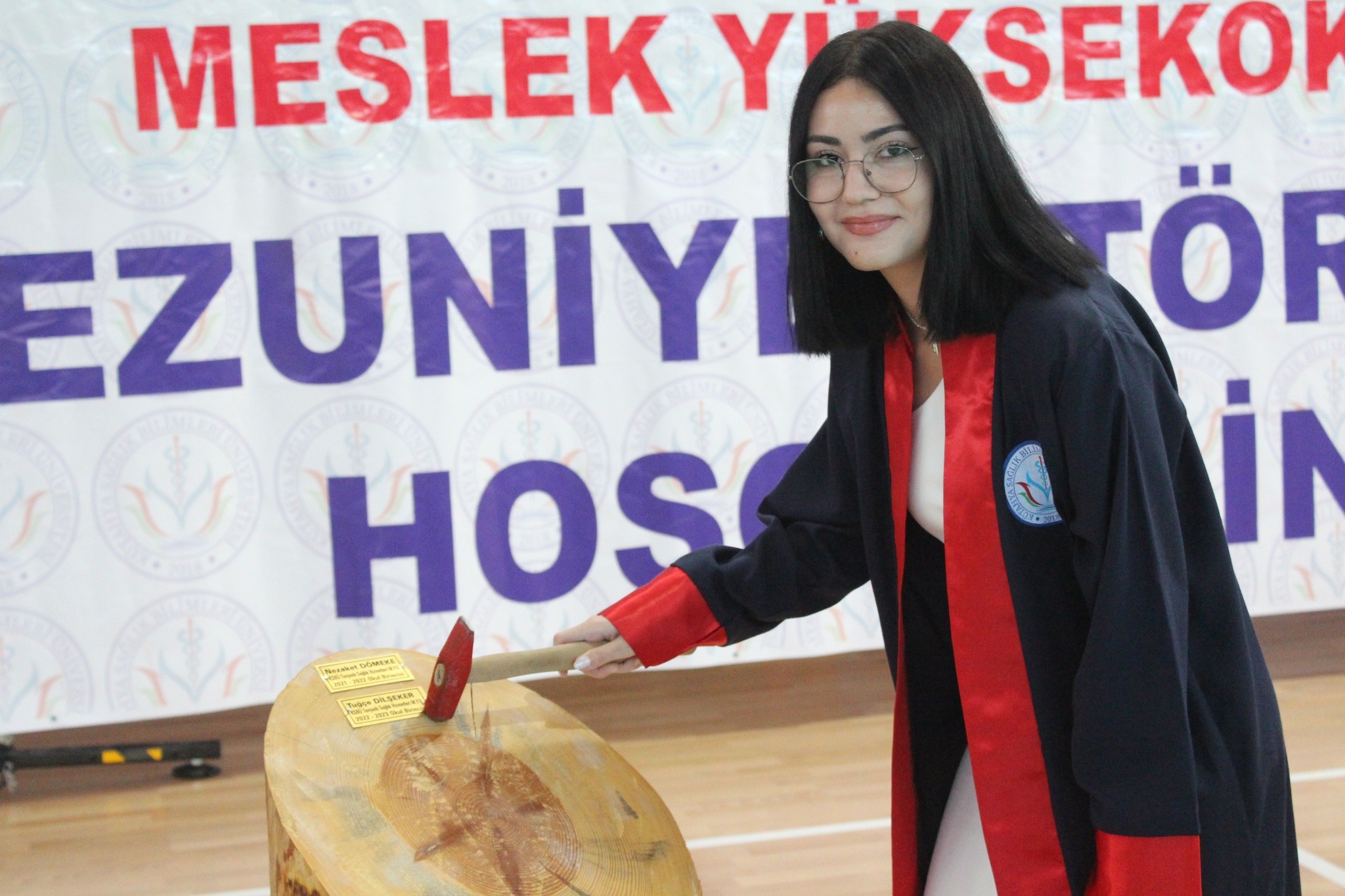 Kütahya Sağlık Bilimleri Üniversitesi Tavşanlı Sağlık Hizmetleri Meslek Yüksekokulu 130 öğrencisi için mezuniyet töreni düzenledi.