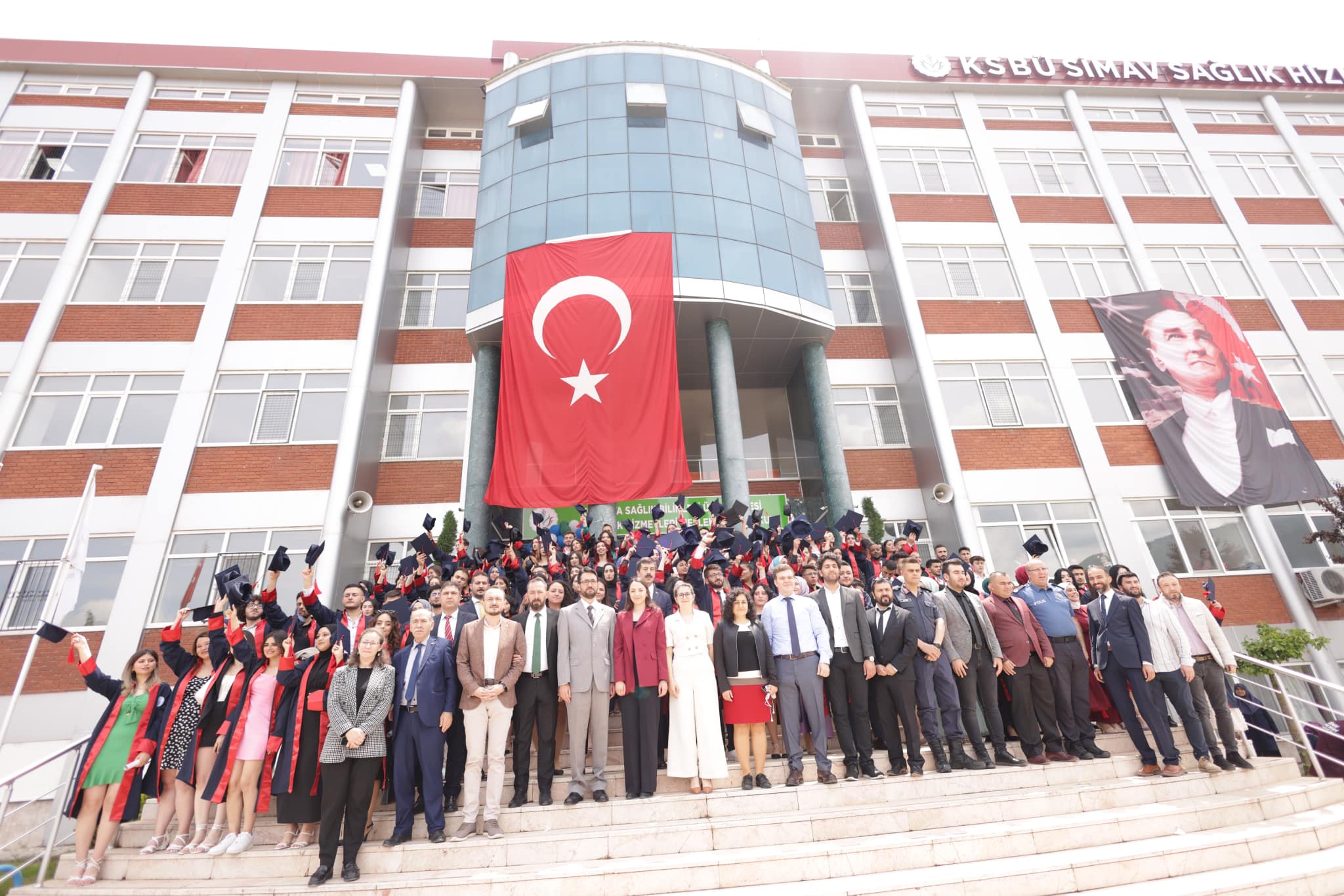 Kütahya Sağlık Bilimleri Üniversitesi, Simav Sağlık Hizmetleri Meslek Yüksekokulunda gerçekleştirilen 2022-2023 Yılı mezuniyet töreni yapıldı.