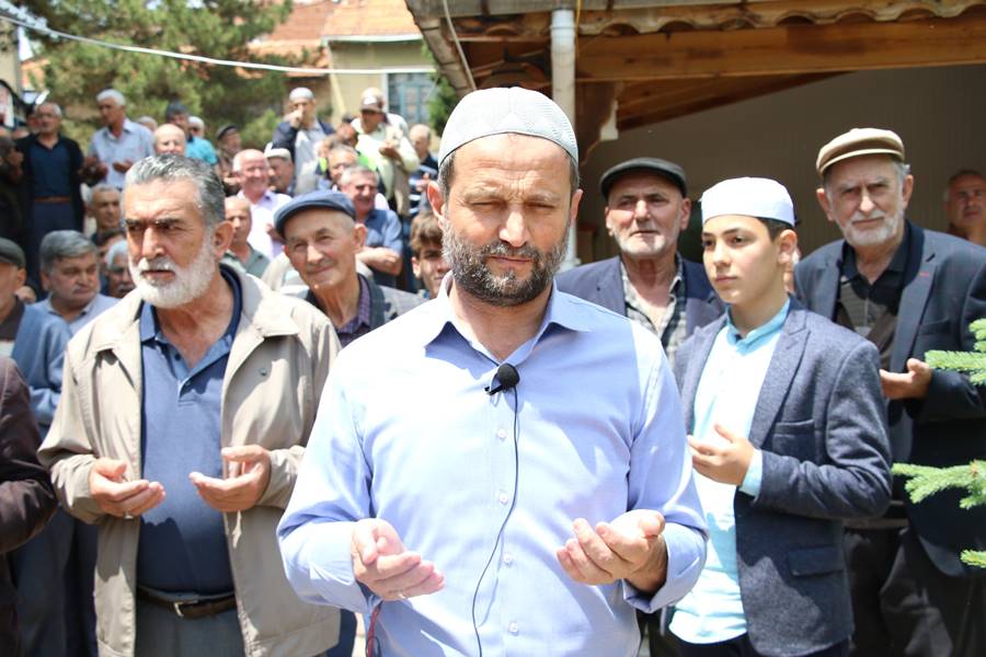 Tavşanlı’nın Çukurköy Mahallesi’nde Terzi Dede Türbesinde şükür kurbanları kesildi.