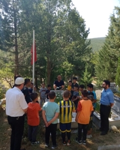 Şaphane’de öğrencilerden şehitlik ziyareti