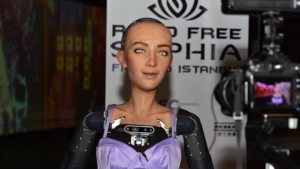 Dünyada vatandaşlığa kabul edilen ilk robot Sophia, Antalya’da tanıtıldı