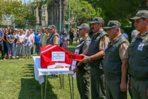 İzmir’deki orman yangınında yaralanan arazöz sürücüsü hastanede yaşamını yitirdi