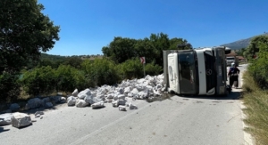 Gediz’de devrilen kamyonun sürücüsü yaralandı