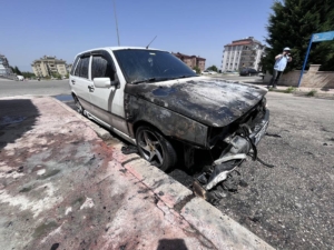 Denizli’de park halindeki otomobil yandı