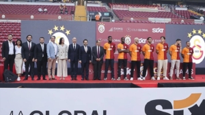 Galatasaray, taraftarı önünde imza töreni düzenledi