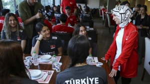 Aile ve Sosyal Hizmetler Bakanı Göktaş, altyapı voleybol milli takımlarıyla yemekte buluştu