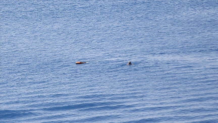 Antalya’nın Konyaaltı Sahili’nde yüzerken