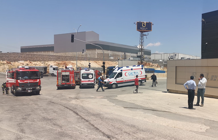 Gaziantep'te sağlık ürünleri üreten bir fabrikada çıkan yangına müdahale ediliyor.