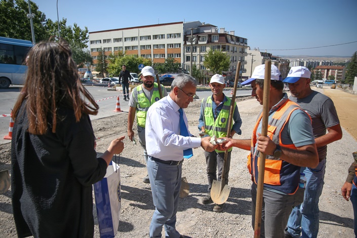 Kütahya’da saha personeline dondurma ikramı