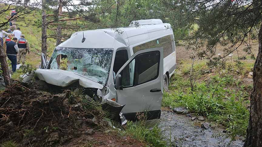 Erzincan'da minibüsün şarampole devrilmesi sonucu, akraba olduğu öğrenilen 4 kişi öldü, aralarında çocukların da bulunduğu 10 kişi yaralandı.