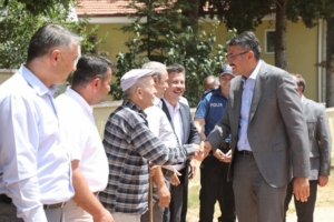 Vali Çelik Emet’te vatandaşların taleplerini dinledi