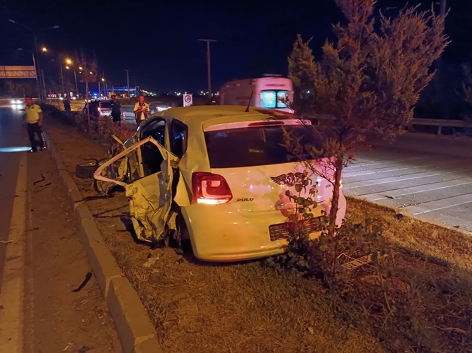 Afyonkarahisar'da otomobil ile hafif ticari araç çarpıştı, 4 kişi yaralandı.