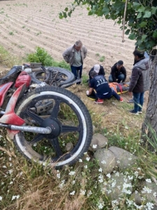 Afyonkarahisar’da ağaca çarpan motosikletteki 2 kişi yaralandı