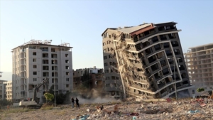 Hatay’da ağır hasarlı 10 katlı bina yıkıldı