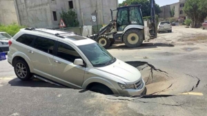 Bodrum’da yolda çukur oluştu, araç çukura düştü