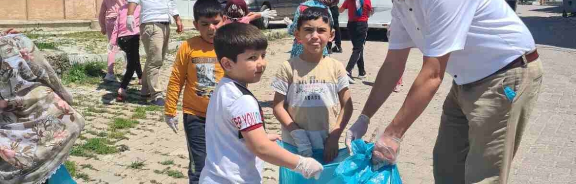 Dumlupınar'da Yaz Kur'an Kursu öğrencileri çevre temizliği yaptılar