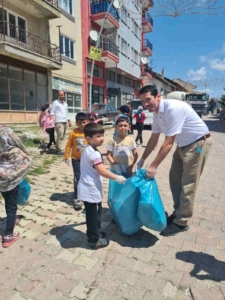 Dumlupınar’da Yaz Kur’an Kursu öğrencileri çevre temizliği yaptılar