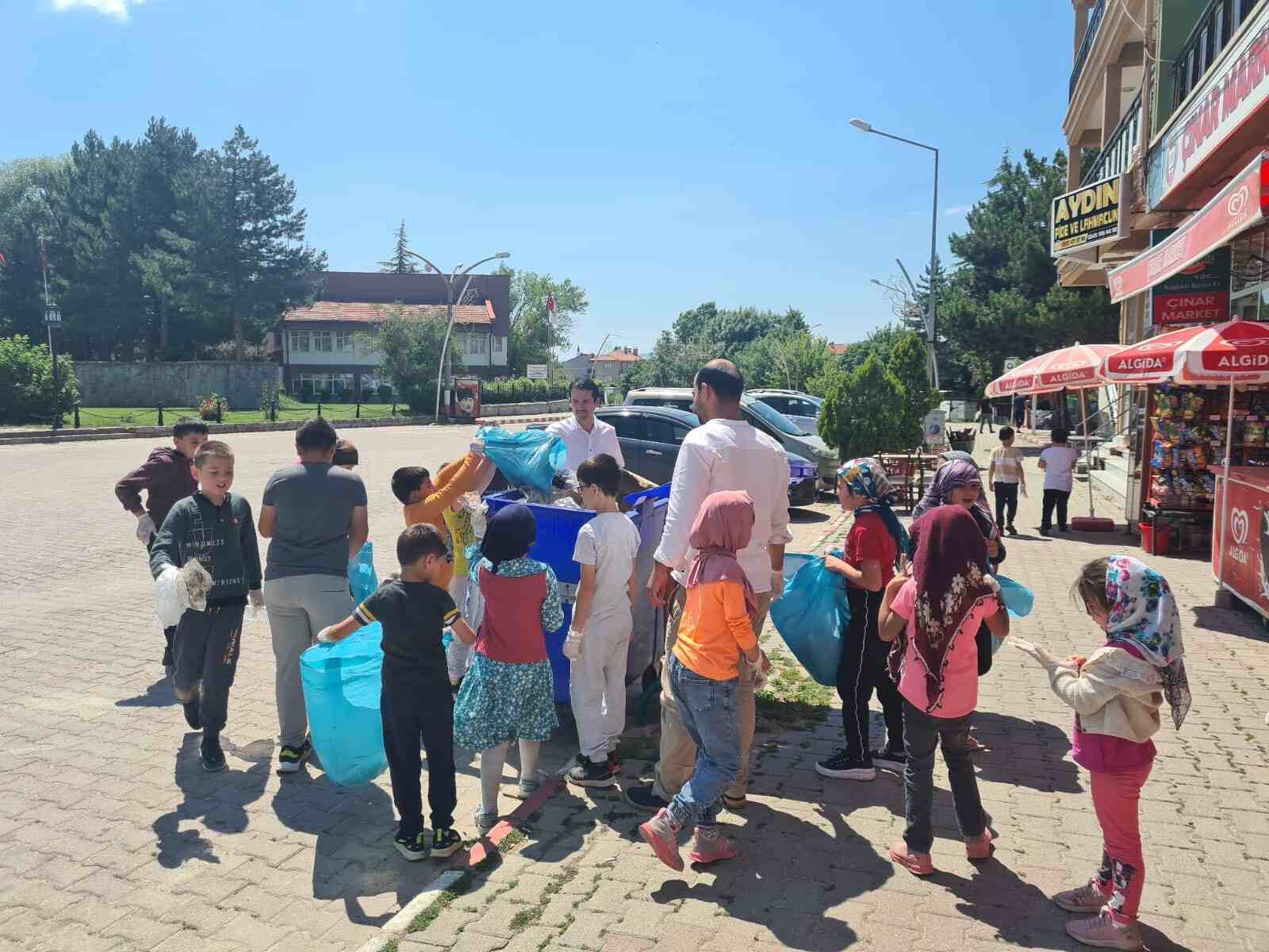 Dumlupınar'da Yaz Kur'an Kursu öğrencileri çevre temizliği yaptılar