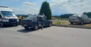 Gediz’de iki otomobilin çarpıştığı kazada 3 kişi yaralandı