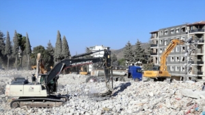 Hatay’da yıkılan ağır hasarlı binaların yıkımı devam ediyor