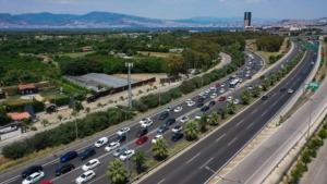 İzmir’de tatil beldelerine giden yollarda uzun araç kuyrukları oluştu