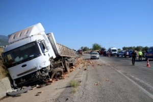 Muğla’da tırla çarpışan otomobildeki 2 kişi öldü