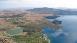 Nemrut Kalderası ve Krater Gölü’ne gelenlere çöp poşeti ve eldiven dağıttılar