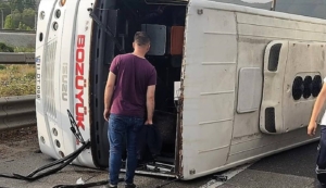 Bilecik’te otomobilin çarptığı işçi servisi devrildi, 11 kişi yaralandı