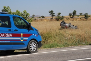 Uşak’ta tarlaya devrilen otomobildeki 5 kişi yaralandı