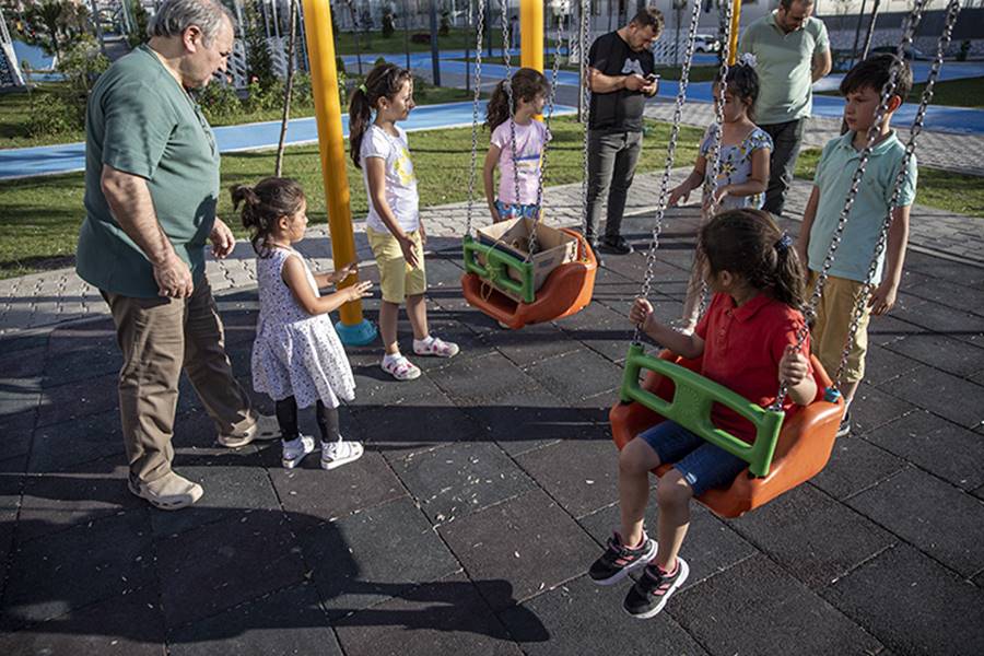 Erzurum'da, gençlik yıllarında yetiştirdiği güvercinlerini yediği için kedilere antipati duyan emekli komiser Tahsin Tepe, çocuklarının sahiplendiği "Müezza" adlı kedisinin salıncakta sallanması için her gün defalarca parka gidiyor.