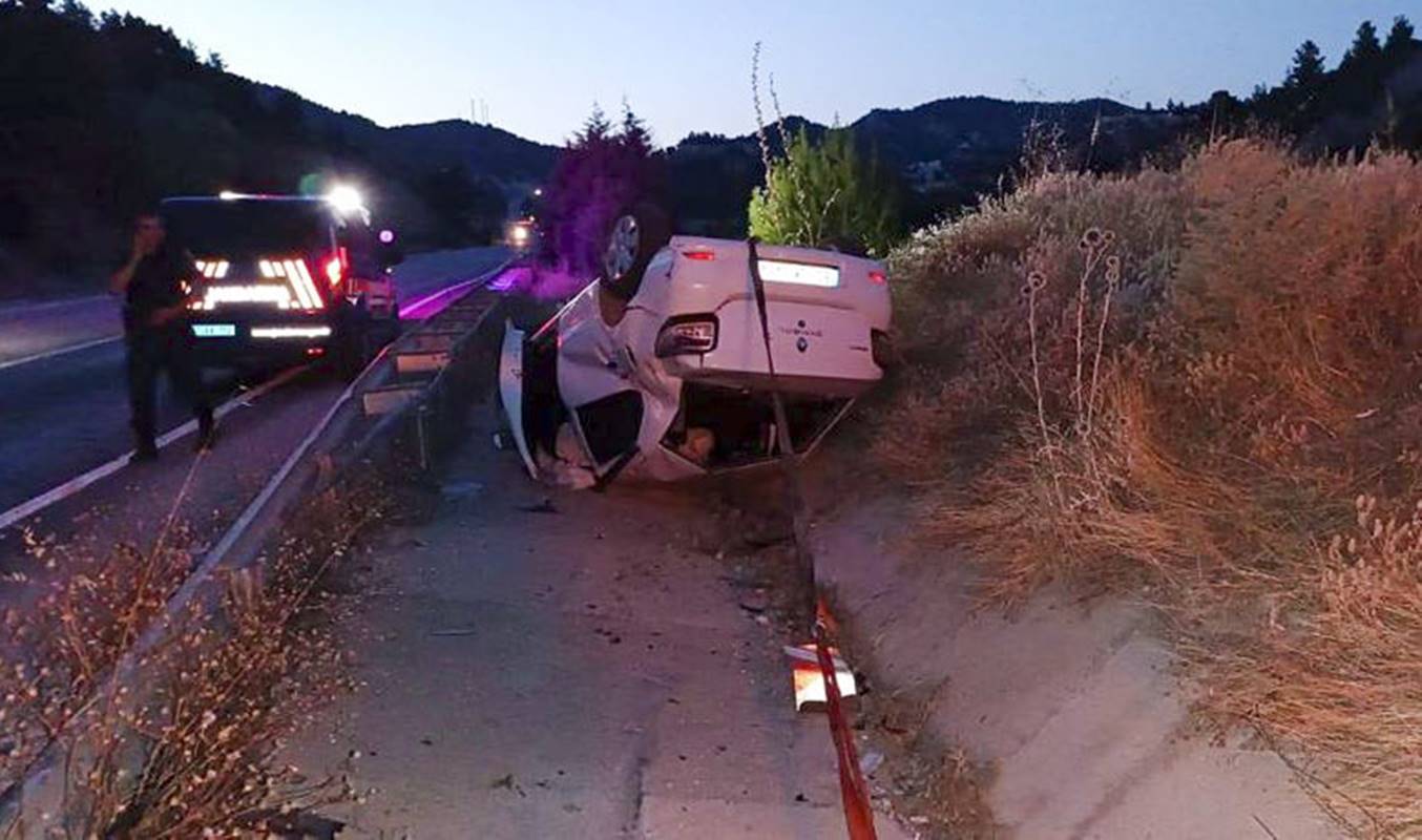 Uşak’ta şarampole devrilen otomobilin