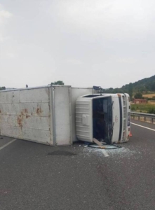 Uşak’ta devrilen kamyonetin sürücüsü yaralandı