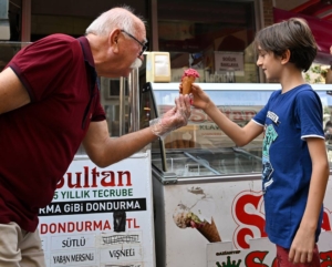 Dondurmacı Arif dede, bedava dondurmayla çocukları sevindiriyor