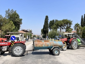 Banka şubesinin kapatılması kararına karşı yol kapatma eylemi