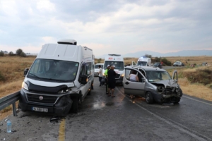 Denizli’de karavan ile hafif ticari araç çarpıştı, 9 kişi yaralandı