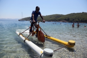 Hurdalardan yaptığı deniz bisikletiyle turizm yapıyor