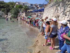 İzmir’deki Ayıbalığı Koyu’nda kurulan iskele, protesto edildi