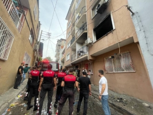 Apartmanda çıkan yangında biri bebek 5 kişi dumandan etkilendi