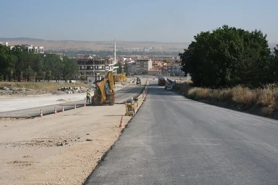 Kütahya Ali Candan Caddesi’nde asfalt mesaisi