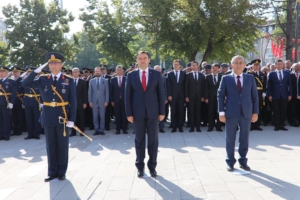 Kütahya’da Zafer Bayramı çelenk sunumu ile başladı