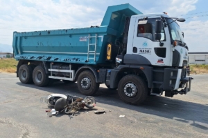 Kamyona çarpan elektrikli motosikletin sürücüsü yaralandı