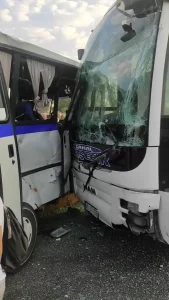 Manisa’da otobüs ile minibüs çarpıştı 11 kişi yaralandı