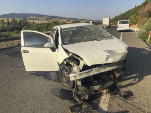 Uşak’ta bariyerlere çarpan otomobildeki 2 kişi öldü