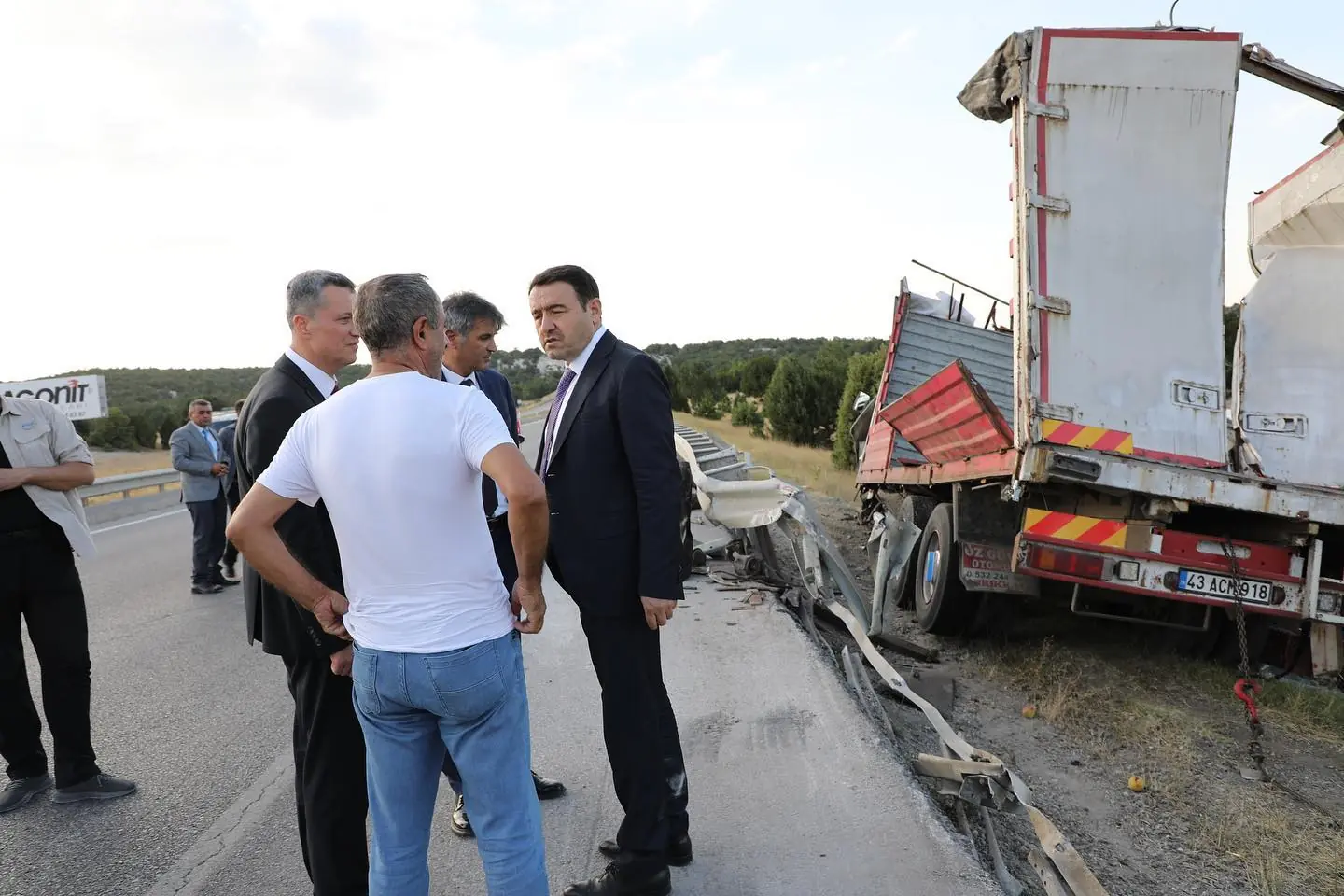 Vali Işın kazazede vatandaşlara yardım etti