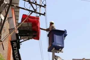 Denizli’de elektrik tellerine takılan koltuk ekiplerce alındı